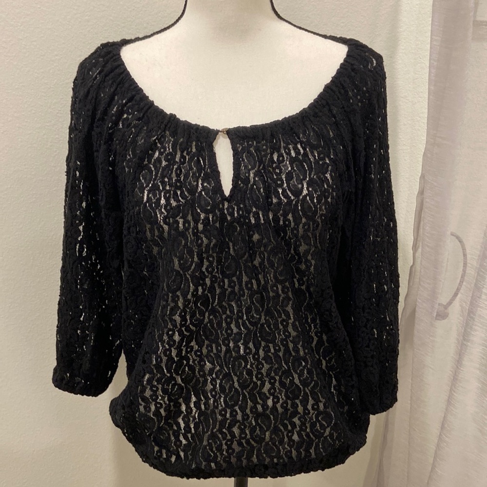 Black lace keyhole top